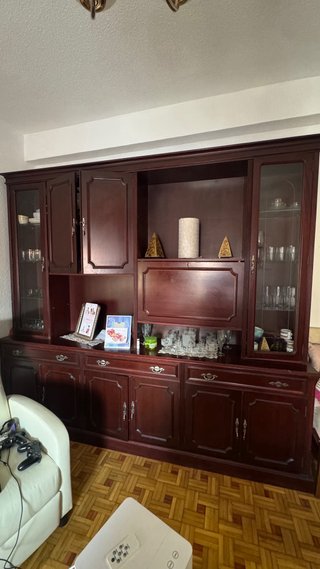 Mueble de salón grande de madera con vitrinas