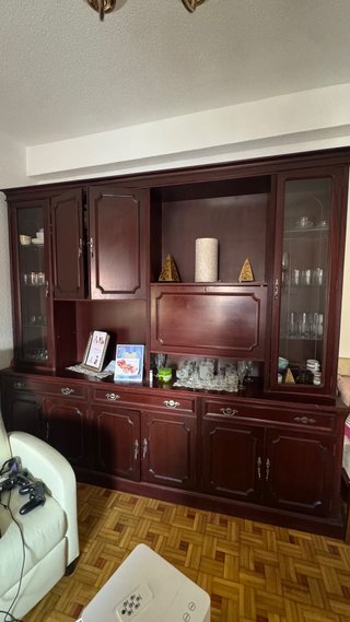 Mueble de salón grande de madera con vitrinas