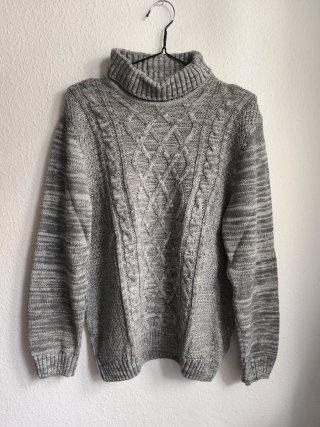 Jersey gris cuello alto trenzado