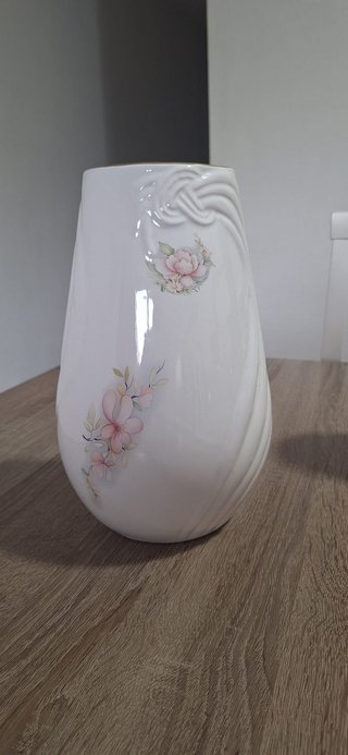 Jarrón antiguo de cerámica con flores