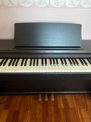 Piano Roland RP-101 marrón + banqueta