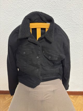 Cazadora Levi's Negra con Borrego