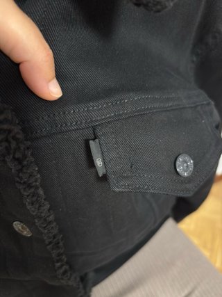 Cazadora Levi's Negra con Borrego