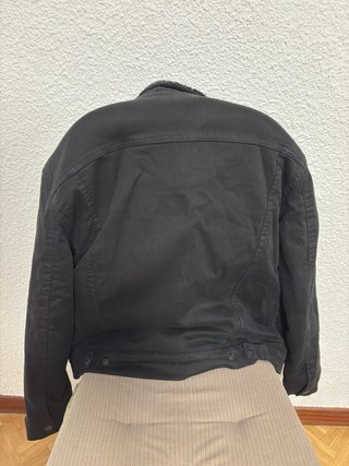 Cazadora Levi's Negra con Borrego