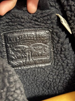 Cazadora Levi's Negra con Borrego