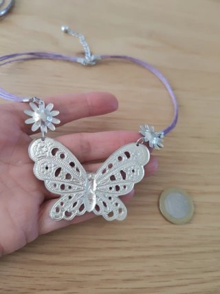 Colgante mariposa morado.