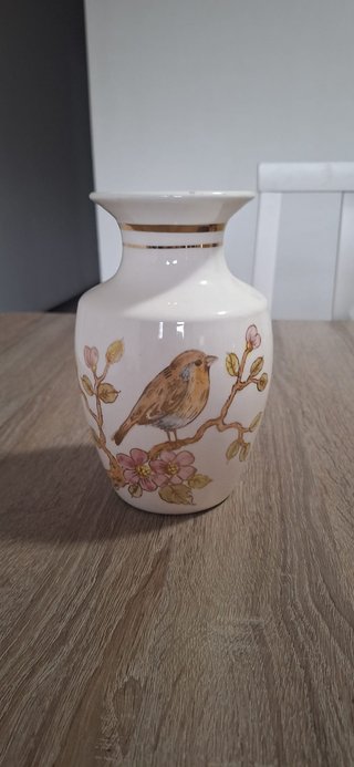 Jarrón antiguo con pájaro y flores