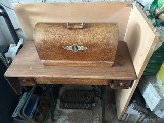 Máquina de coser antigua de madera