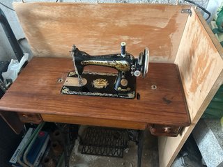Máquina de coser antigua de madera