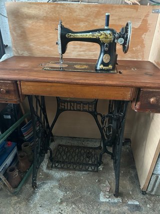 Máquina de coser antigua de madera