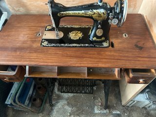 Máquina de coser antigua de madera