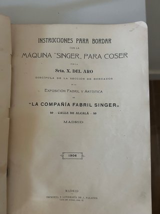 Máquina de coser antigua de madera