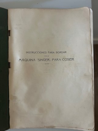 Máquina de coser antigua de madera