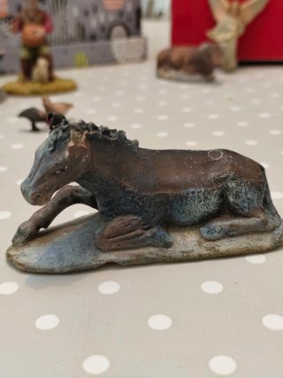 Belén antiguo de barro con animales
