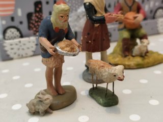 Belén antiguo de barro con animales