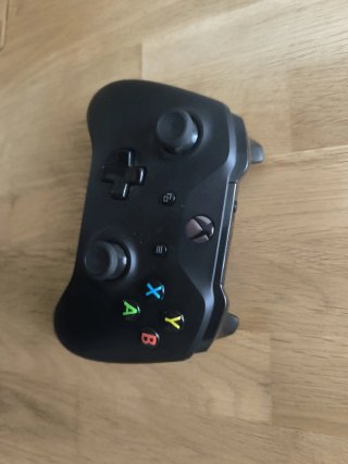 Controller Xbox One. Si spegne dopo pochi minuti.