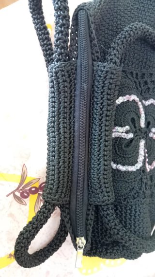Borsetta nera in maglia con fiore