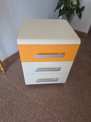 Cajonera beige y naranja