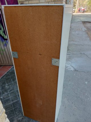 Mueble de baño blanco con puerta de cristal