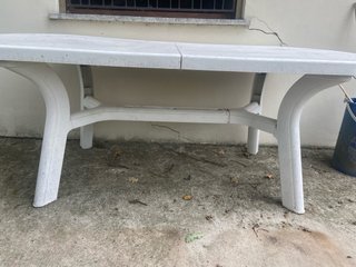 Tavolo da giardino ovale in plastica