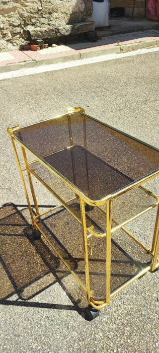 Mesa camarera dorada y cristal ahumado