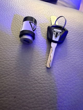 Bombín y llave moto Triumph