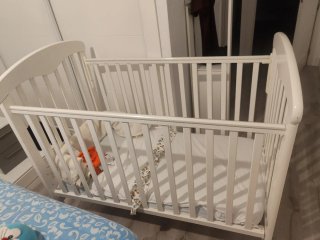 Cuna blanca con osito