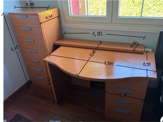 Escritorio de madera con cajoneras