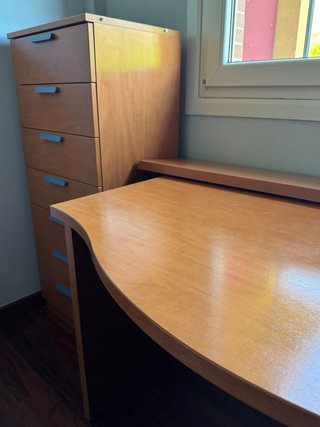 Escritorio de madera con cajoneras