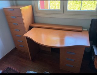 Escritorio de madera con cajoneras
