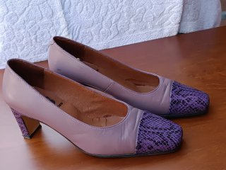 Zapatos de salón morados con tacon.