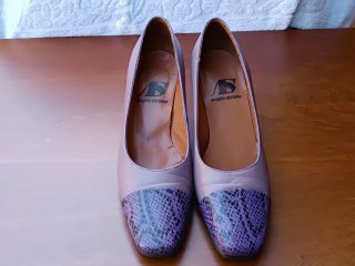 Zapatos de salón morados con tacon.