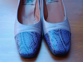 Zapatos de salón morados con tacon.
