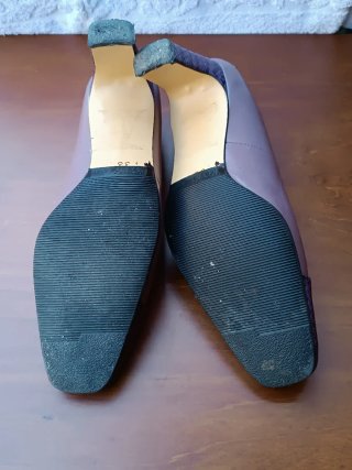 Zapatos de salón morados con tacon.