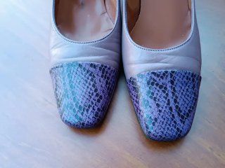 Zapatos de salón morados con tacon.