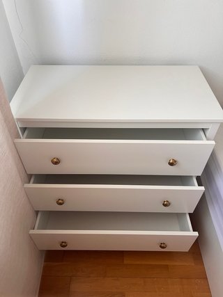 Cómoda blanca con tiradores dorados