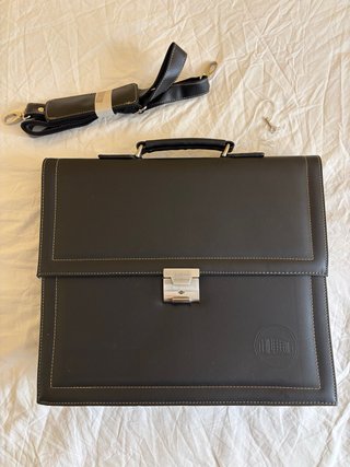 Maletín negro con asa y correa