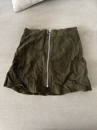 Falda verde militar con cremallera