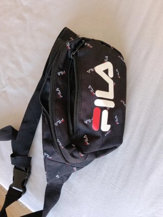 Riñonera Fila Negra con Logo Multicolor