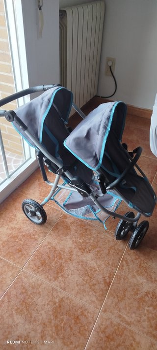Carriola de muñeca gris y azul