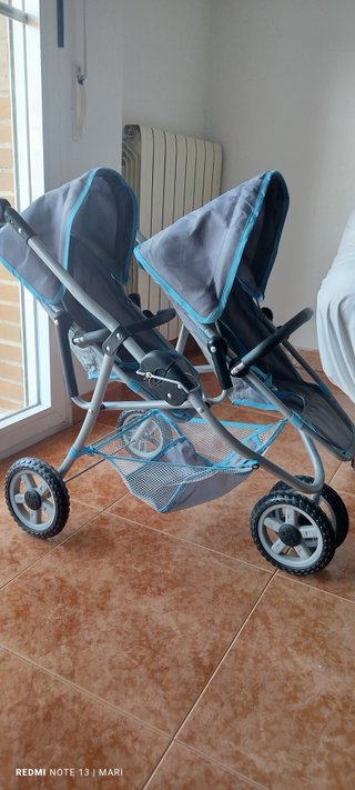 Carriola de muñeca gris y azul