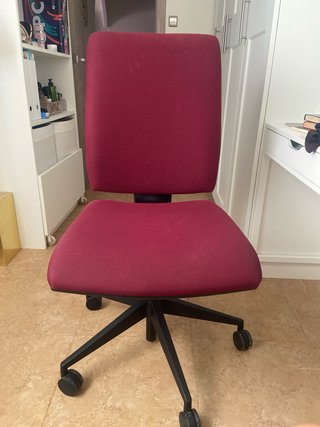 Silla de oficina con ruedas granate