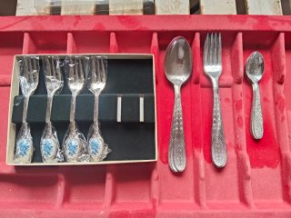 Cubertería de plata con detalles azules