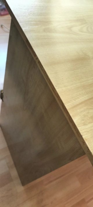 Escritorio de aglomerado con cajones y estantes