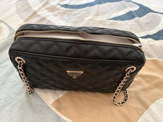Bolso Guess Cessily Acolchado Negro Nuevo