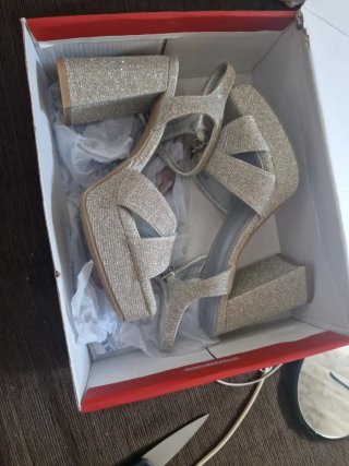 Sandalias de tacón plateadas nuevas