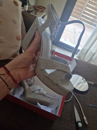 Sandalias de tacón plateadas nuevas