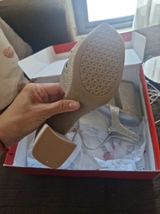 Sandalias de tacón plateadas nuevas