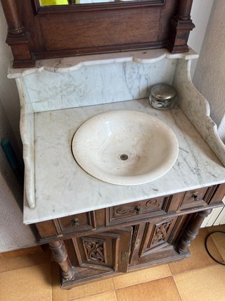 Mueble lavabo de madera y mármol