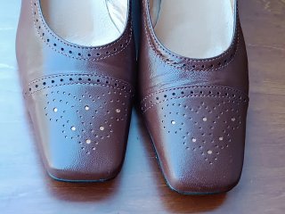Zapatos de salón marrones tacón bajo